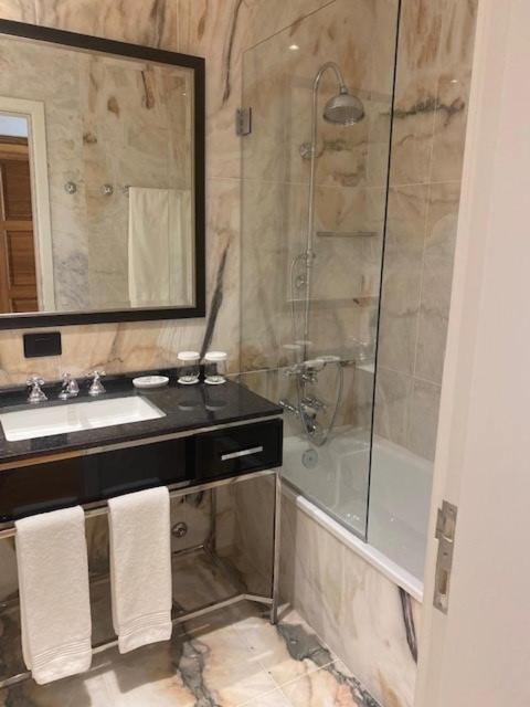 Solar Do Requeijo By Luna Hotels & Resorts Arcos de Valdevez Eksteriør billede A shower enclosure with a sliding door